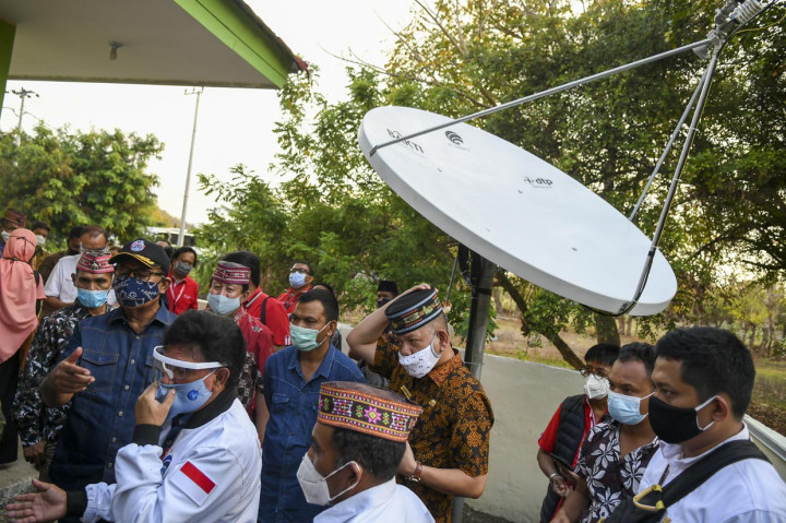 Menteri Komunikasi dan Informatika Johnny G Plate (ketiga kiri) bersama Wakil Gubernur Nusa Tenggara Timur (NTT) Josef Nae Soi (kedua kiri) meninjau lokasi hotspot superwifi di Manggarai Barat, Nusa Tenggara Timur.
