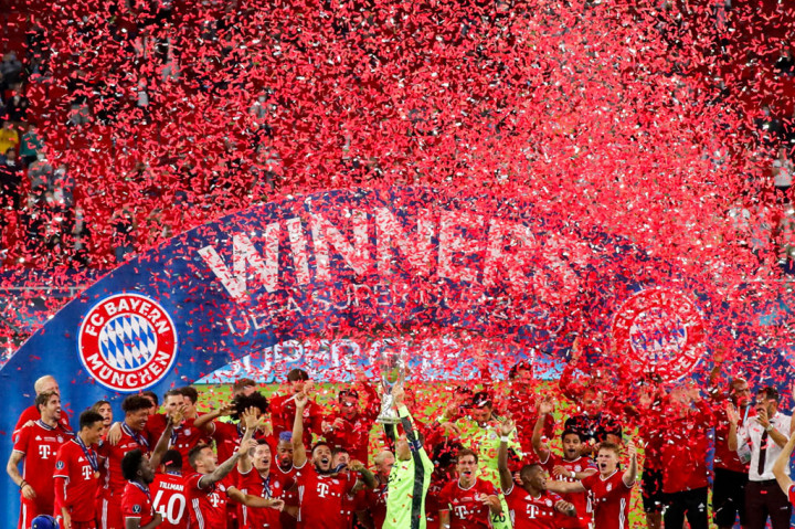 Para pemain Bayern Muenchen meluapkan kegembiraan sambil mengangkat trofi Piala Super Eropa yang baru saja mereka raih di Stadion Puskas Arena, Budapest, Hongaria, Jumat, 25 September 2020 dini hari WIB.