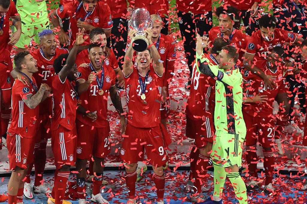 Bayern Muenchen melengkapi raihan caturgelar atau 'quadruple' setelah memenangi trofi Piala Super Eropa, seusai menundukkan Sevilla 2-1 melalui perpanjangan waktu. 