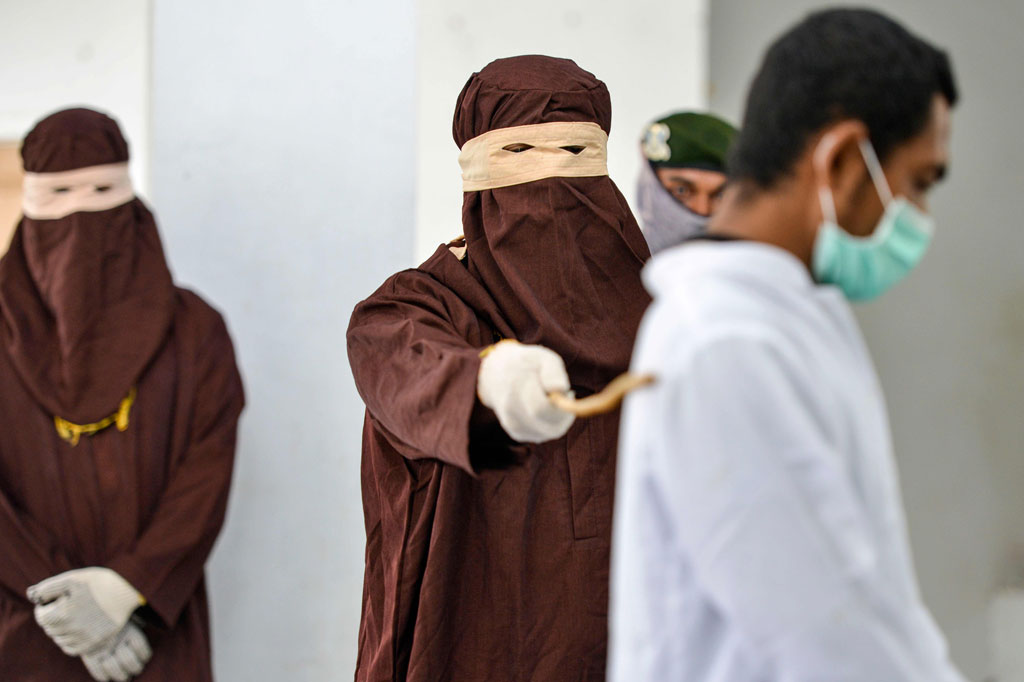 Roni bin M Hasan, terpidana pemerkosaan anak di bawah umur di Aceh menjalani hukuman sebanyak 175 cambuk dengan pemotongan masa tahanan selama enam bulan, yaitu sebanyak enam kali cambuk.