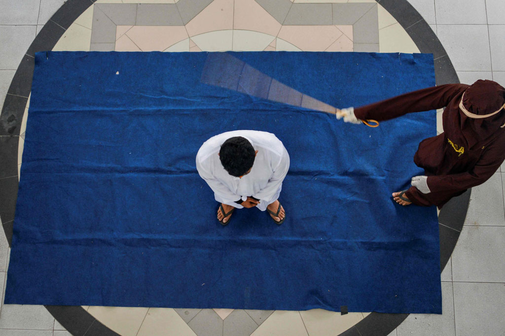 Pelaksanaan hukuman terhadap terpidana terpaksa ditunda pasalnya saat cambukan berjalan 52 kali, terpidana merintih kesakitan. Sebelumnya, berulang kali eksekusi Roni meminta algojo untuk menghentikan cambukannya. Penundaan tersebut dilakukan berdasarkan hasil pemeriksaan tim kesehatan. Hukuman akan dilanjutkan jika kondisi terpidana telah membaik.
