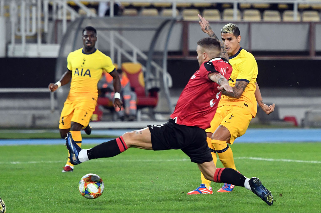 Tottenham membuka keunggulan pada menit kelima lewat Erik Lamela menyelesaikan umpan matang Son Heung Min. 