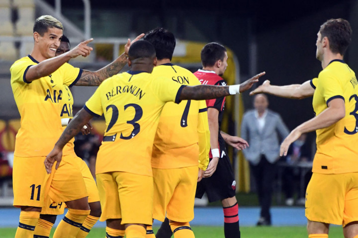 Erik Lamela (kiri) melakukan selebrasi bersama rekan-rekan setimnya usai menjebol gawang Shkendija.