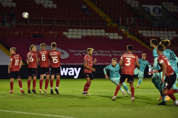 Sembilan menit pertandingan berjalan Xherdan Shaqiri menjebol gawang tuan rumah lewat tendangan bebas menawan dengan kaki kirinya untuk membuka keunggulan Liverpool.