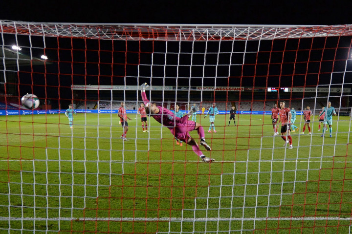 Curtis Jones kemudian menambah keunggulan Liverpool lewat dua golnya yang dicetak dalam kurun waktu empat menit, untuk membawa tim tamu memimpin 4-0 hingga turun minum.