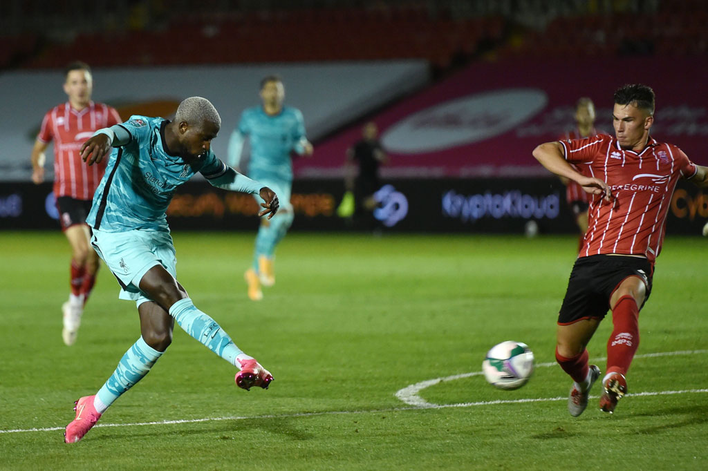 Sebuah serangan balik cepat Liverpool berhasil dikonversi Divock Origi menjadi gol ketujuh semenit jelang bubaran demi memastikan kemenangan The Reds jadi 7-2.