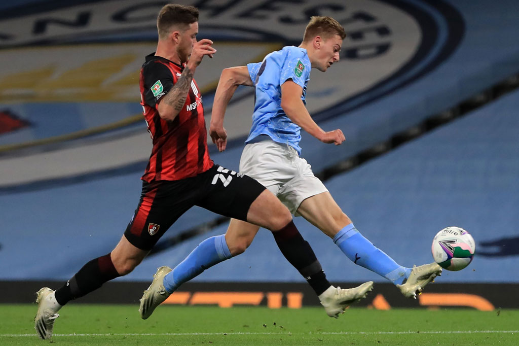 Remaja 17 tahun Liam Delap menandai debutnya di tim senior City lewat sebuah gol memanfaatkan umpan terobosan Phil Foden pada menit ke-18.