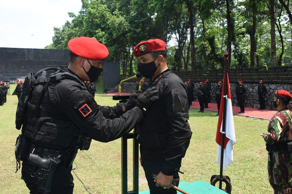 Komandan Jenderal Komando Pasukan Khusus (Kopassus) Brigjen Mohamad Hasan menerima brevet antiteror yang disematkan oleh Wadansat 81 Kopassus Letkol Inf. Wimoko di Lapangan Alfa Sat-81 Kopassus, Cijantung, Jakarta Timur, Kamis, 24 September 2020.