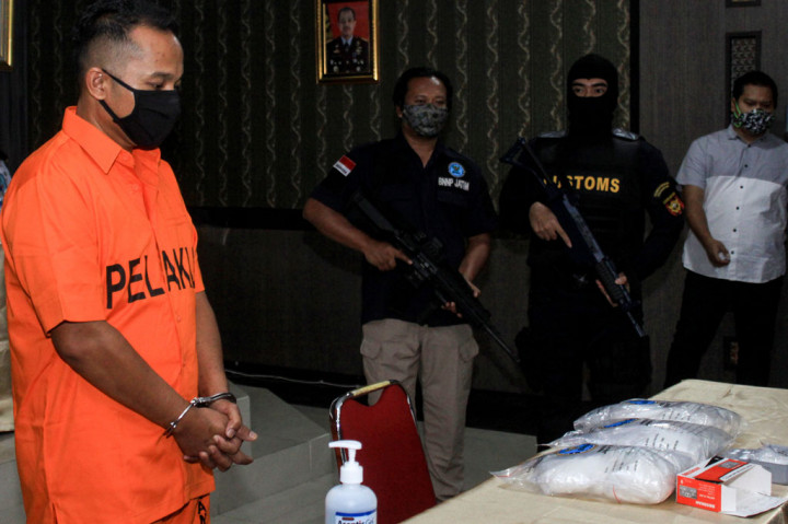 Tersangka dengan barang bukti narkoba jenis sabu dihadirkan saat ungkap kasus di Kantor Direktorat Jenderal Bea dan Cukai Wilayah Jawa Timur I, Juanda, Sidoarjo, Jawa Timur, Jumat, 25 September 2020.