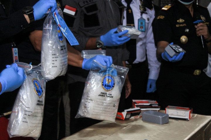 Direktorat Jenderal Bea dan Cukai bekerja sama dengan Satuan Tugas Pengamanan (Satgas Pam) Bandara Internasional Juanda berhasil menggagalkan upaya penyelundupan narkoba jenis sabu seberat tiga kilogram yang dimasukkan ke dalam stop kontak dan saklar lampu.