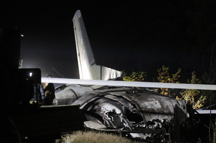 Pesawat angkut itu membawa total 28 penumpang saat jatuh, termasuk 21 taruna militer dan tujuh awak, katanya. 