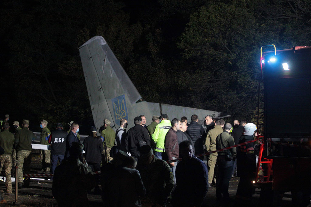 Pesawat angkut Antonov-26 jatuh sekitar pukul 20:50 waktu setempat (17:50 GMT), dua kilometer (1 mil) dari pangkalan udara militer Chuhuiv. Pesawat terbakar setelah kecelakaan dan berhasil dipadamkan satu jam kemudian.