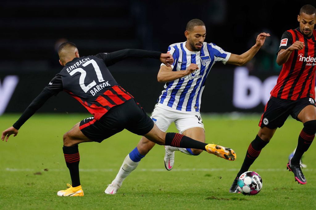 Kedua tim tampil agresif sejak awal pertandingan dan melakukan tekel-tekel keras untuk merebut bola. Keberadaan Sebastian Rode dan Stefan Ilsanker di kubu Frankfurt amat membantu tim tamu lebih dominan dalam menguasai bola.