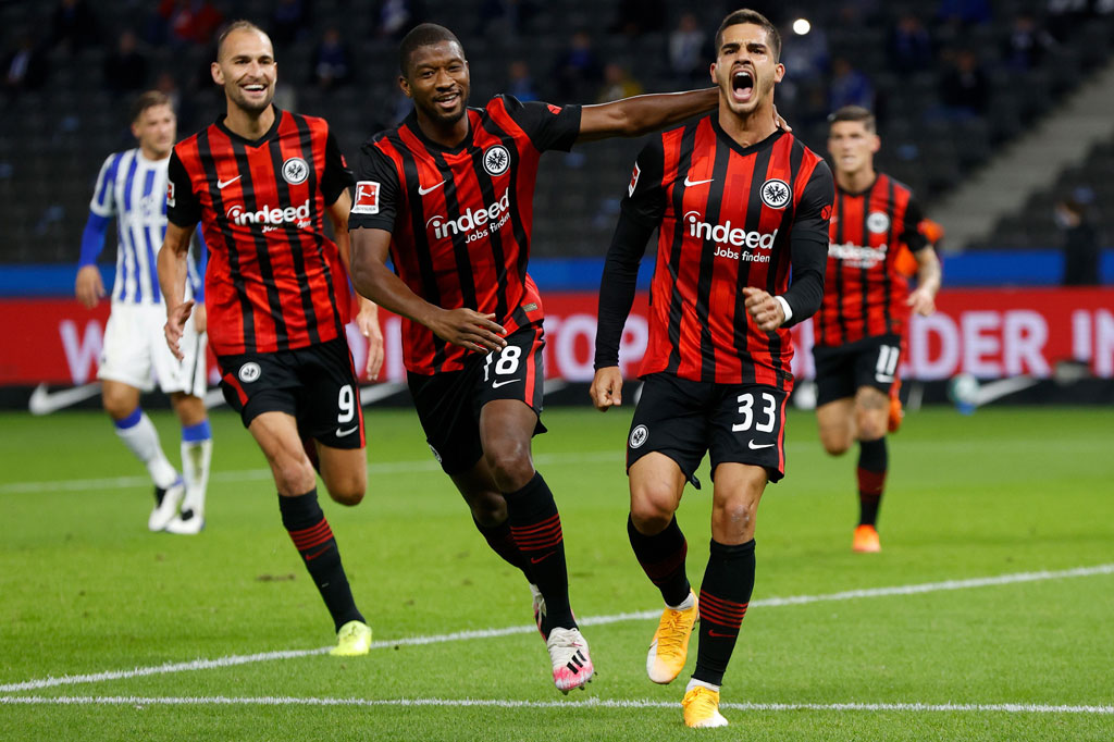 Tim tamu mendapat hadiah penalti setelah Andere Silva dijatuhkan Dedryk Boyata di kotak terlarang. Ia sendiri yang menjadi eksekutor dan sukses menunaikan tugasnya untuk membuka keunggulan Frankfurt pada menit ke-30.