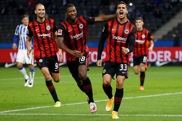 Tim tamu mendapat hadiah penalti setelah Andere Silva dijatuhkan Dedryk Boyata di kotak terlarang. Ia sendiri yang menjadi eksekutor dan sukses menunaikan tugasnya untuk membuka keunggulan Frankfurt pada menit ke-30.