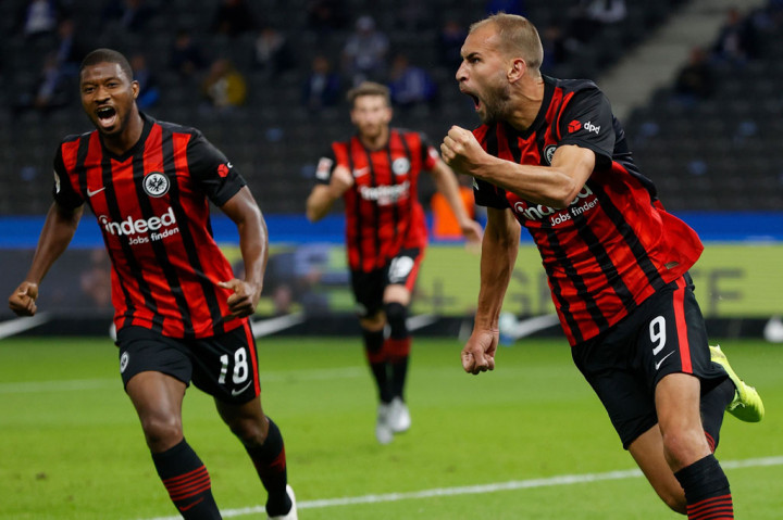 Frankfurt menggandakan keunggulan atas tuan rumah menjelang turun minum lewat tandukan Bas Dost menyambut umpan silang Daichi Kamada.