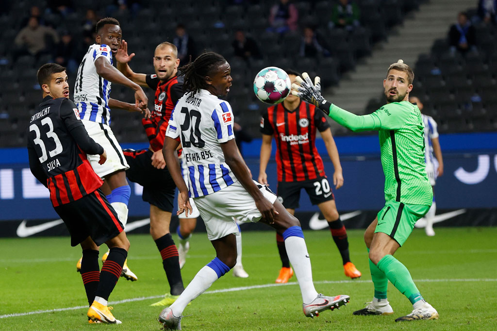Pelatih Hertha Bruno Labbadia melakukan tiga pergantian pemain saat turun minum. Upayanya terlihat sedikit menuai hasil saat Lucas Tousart menguji Kevin Trapp dari jarak dekat. Sementara sebelum sundulan Dodi Lukebakio menyambut tendangan bebas Matheus Cunha masih melebar.