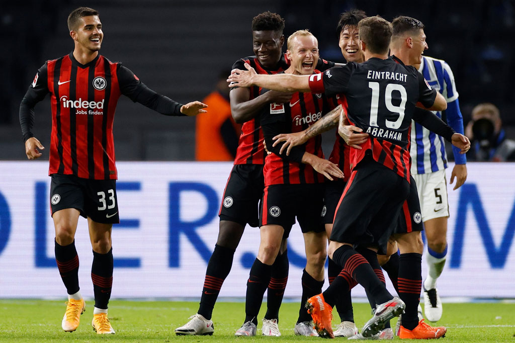 Saat tuan rumah terus berusaha memperkecil ketertinggalan, justru Frankfurt membukukan gol ketiga pada menit ke-71 melalui sepakan melengkung Sebastian Rode dari tepi kotak penalti.