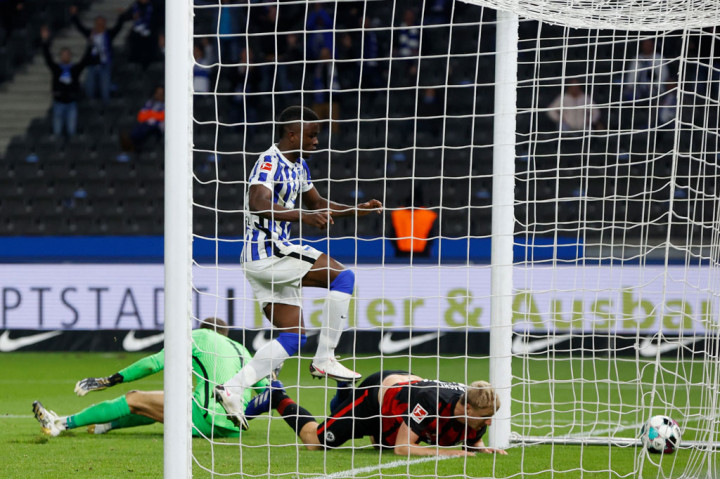 Hertha menolak untuk menyerah begitu saja. Perjuangan mereka akhirnya menuai hasil saat Martin Hinteregger membelokkan bola sepakan Hordan Torunarigha masuk ke gawangnya sendiri.