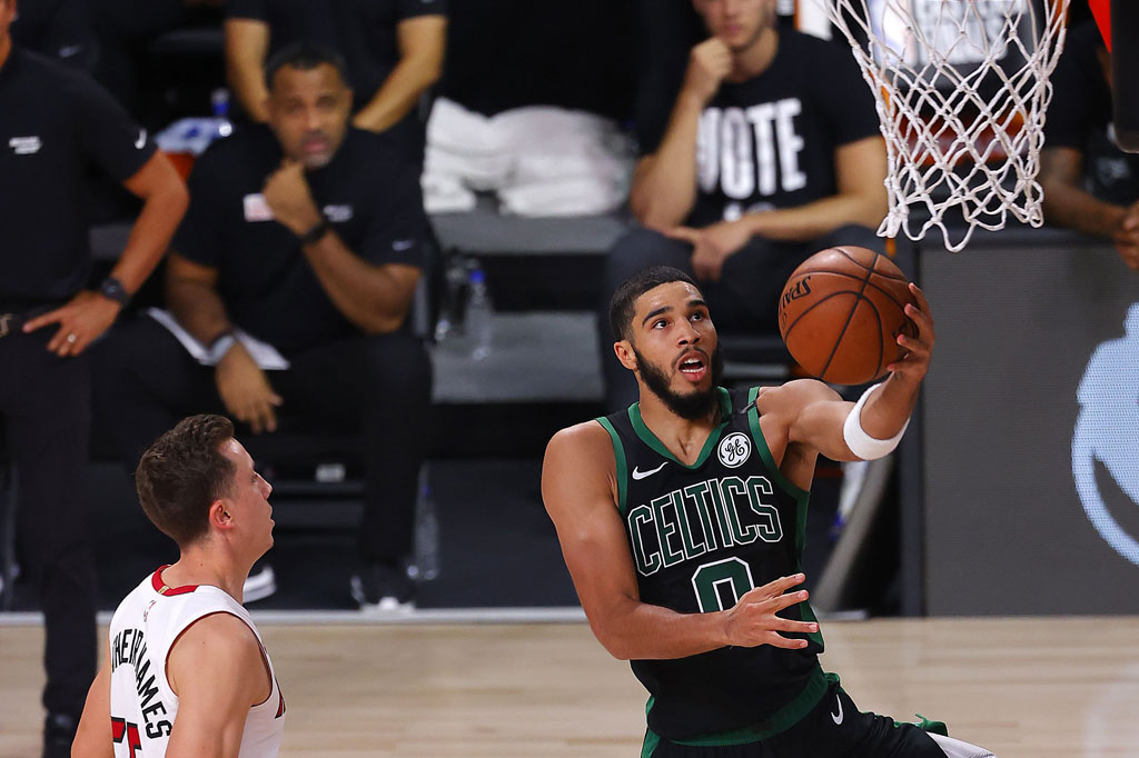 Jason Tatum menjadi aktor utama kemenangan Celtics atas Heat dengan skor 121-108 itu sekaligus menipiskan agregat menjadi 2-3.