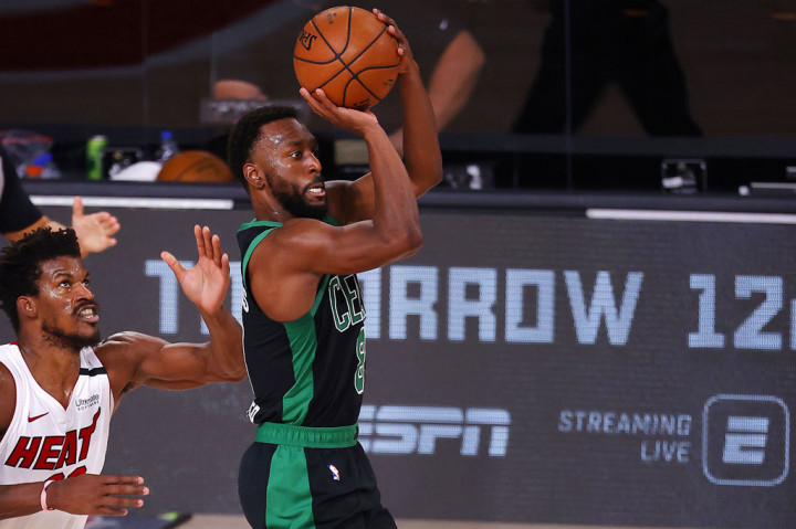 Kemba Walker mencetak 15 poin, Marcus Smart menambah 12, dan Gordon Hayward menyumbang 10 untuk Celtics yang tertinggal 12 poin di awal pertandingan, tetapi menguasai kuarter ketiga.