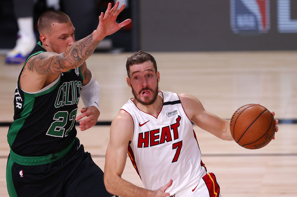 Di kubu Heat, Goran Dragic mencetak 23 poin sebelum melakukan pelanggaran pada sisa waktu 4:27 menit. Duncan Robinson mencetak 20 poin, Jimmy Butler mencetak 17 poin, Tyler Herro dan Jae Crowder masing-masing membukukan 14 poin, dan Bam Adebayo 13 poin.