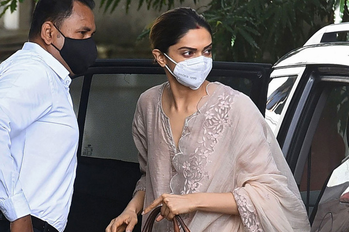 Aktris Bollywood Deepika Padukone (tengah) tiba untuk menghadiri pemeriksaan oleh pejabat Biro Pengendalian Narkotika (NCB), di Mumbai pada Sabtu, 26 September 2020. 