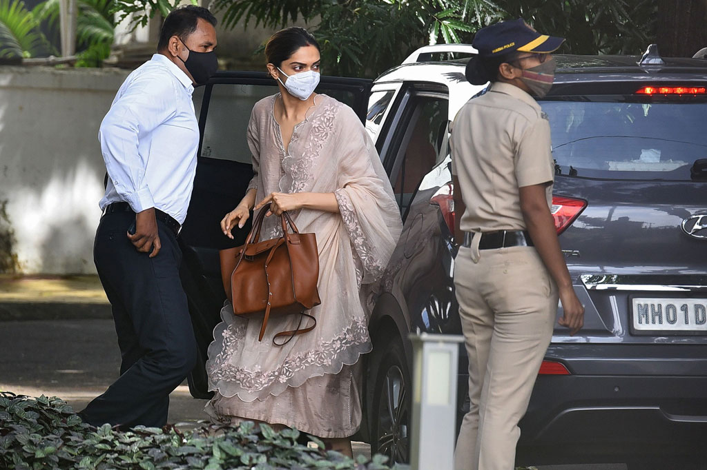 Padukone, 34, salah satu bintang terbesar Bollywood, awal pekan ini dipanggil untuk diinterogasi oleh Biro Pengendalian Narkotika (NCB) di Mumbai bersama aktris Sara Ali Khan, Shraddha Kapoor, dan Rakul Preet Singh.