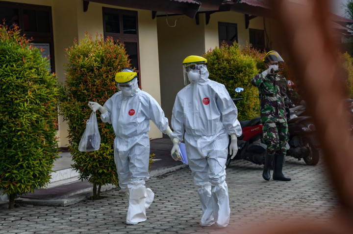 Petugas medis berjalan menuju ruang perawatan di gedung Lembaga Peningkatan Mutu Pendidikan (LPMP) yang dijadikan Rumah Sakit Darurat Covid-19 di Palu, Sulawesi Tengah, Sabtu, 26 September 2019.