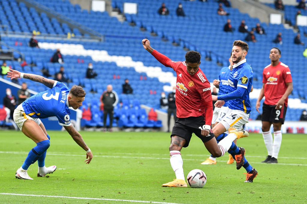 Namun MU bisa membalikkan keadaan lewat gol bunuh diri Lewis Dunk dan Marcus Rashford. AFP Photo/Glyn Kirk