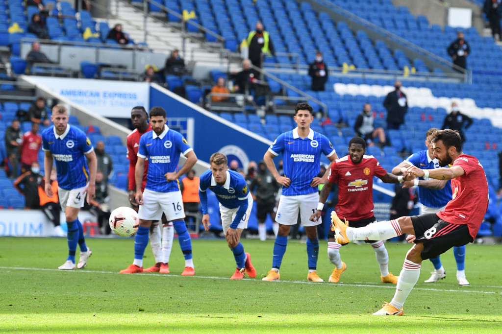 Tapi, drama lagi-lagi hadir usai MU mendapat penalti berkat VAR di menit ke-90+10, dan bisa dimaksimalkan Bruno Fernandes. AFP Photo/Glyn Kirk