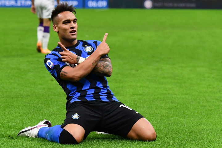 Lautaro Martinez melakukan selebrasi usai mencetak gol ke gawang Fiorentina.