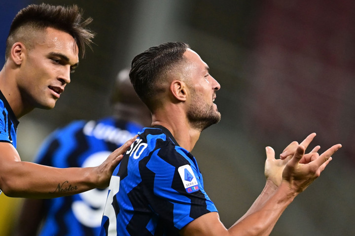 Danilo D'Ambrosio melakukan selebrasi usai mencetak gol ke gawang Fiorentina.
