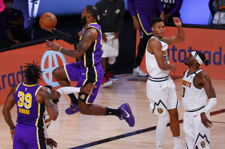 Namun, ketika laga menyisakan lima menit, Lakers mulai mendominasi lewat aksi pemain andalan mereka, LeBron James. LeBron James tampil menggila dengan mencetak sembilan poin beruntun pada pengujung kuarter keempat.