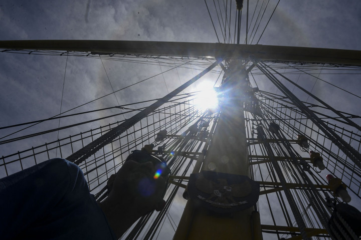 Seorang pewarta berada di geladak KRI Bima Suci saat terjadinya fenomena halo matahari ketika berlayar melintas di Selat Bali.