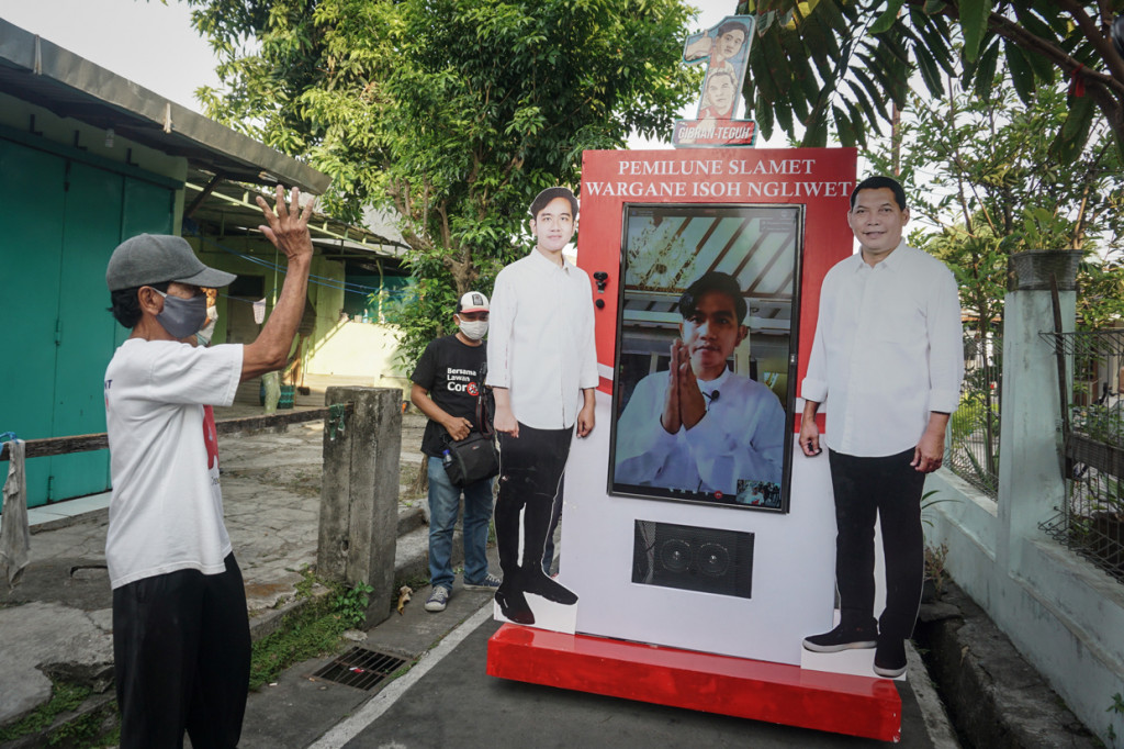 Meski nantinya Gibran masih tetap blusukan metode konvensional dengan bertemu langsung bersama warga, namun kegiatan itu akan dikurangi. Kegiatan blusukan akan lebih diperbanyak secara daring.