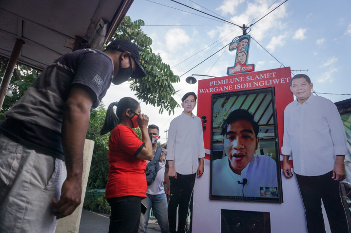 Warga berbincang dengan Calon Wali Kota Solo dari Partai PDI Perjuangan Gibran Rakabuming Raka melalui 