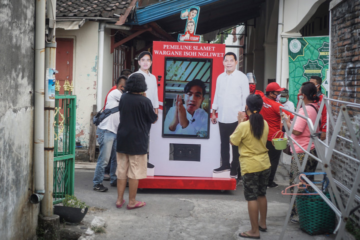 Calon Wali Kota Solo Gibran Rakabuming Raka berkampanye dan berinteraksi dengan warga secara daring menggunakan 