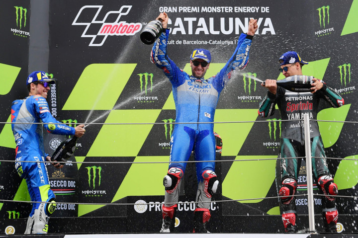 Quartararo di podium juara ditemani oleh pebalap Suzuki Ecstar, Joan Mir, yang finis di urutan kedua dan Alex Rins di tempat ketiga. 