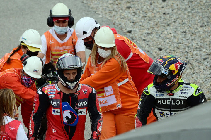 MotoGP Catalunya 2020 berlangsung penuh drama. Drama langsung terjadi di awal balapan setelah Johann Zarco menabrak Andrea Dovizioso di tikungan dua. 