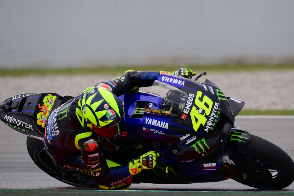 Drama hadir lagi saat race memasuki lap 16. Giliran Valentino Rossi yang terjatuh di Turn 2. Balapannya pun berakhir. Musnah pula asa meraih podium ke-200 dalam start ke-350 buat The Doctor.
