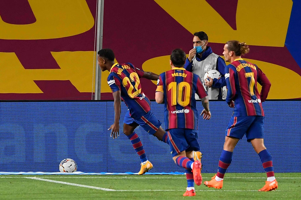 Barcelona mengurung pertahanan Villareal sejak awal laga, dan berhasil membuka skor pada menit ke-15. Striker remaja Ansu Fati menjebol gawang tamunya setelah bermain satu dua dengan Jordi Alba.