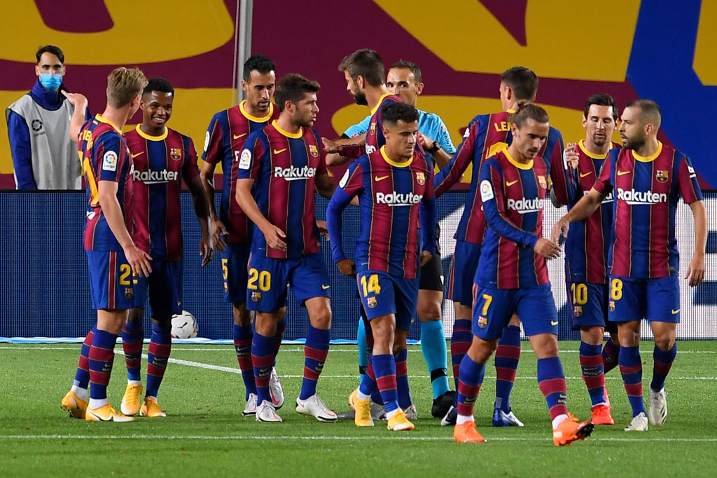 Fati kembali mencatatkan namanya di papan skor empat menit kemudian menyelesaikan umpan matang Philippe Coutinho.