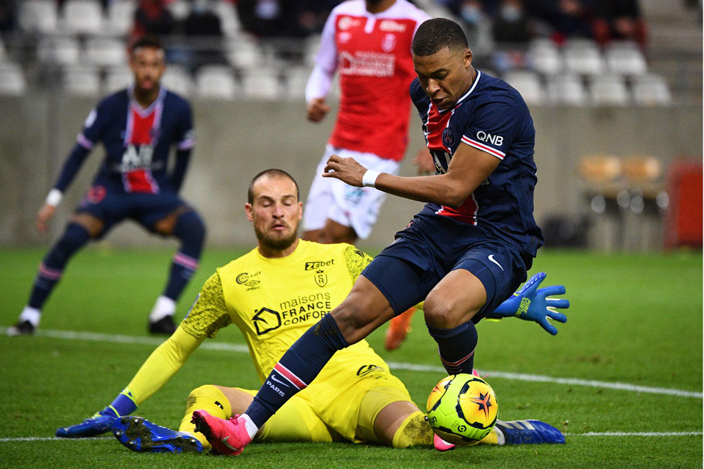 Memasuki menit 82, Mbappe hampir membuat PSG menjauh. Neymar melakukan umpan terobosan ke sisi kanan yang diterima Icardi, bola kemudian dialirkan ke Mbappe yang berdiri bebas dan tinggal berhadapan satu lawan satu dengan kiper. Sayang sontekannya tak menemui sasaran dan bola pun hanya menyamping.