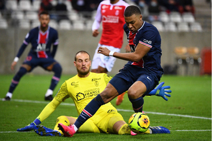 Memasuki menit 82, Mbappe hampir membuat PSG menjauh. Neymar melakukan umpan terobosan ke sisi kanan yang diterima Icardi, bola kemudian dialirkan ke Mbappe yang berdiri bebas dan tinggal berhadapan satu lawan satu dengan kiper. Sayang sontekannya tak menemui sasaran dan bola pun hanya menyamping.