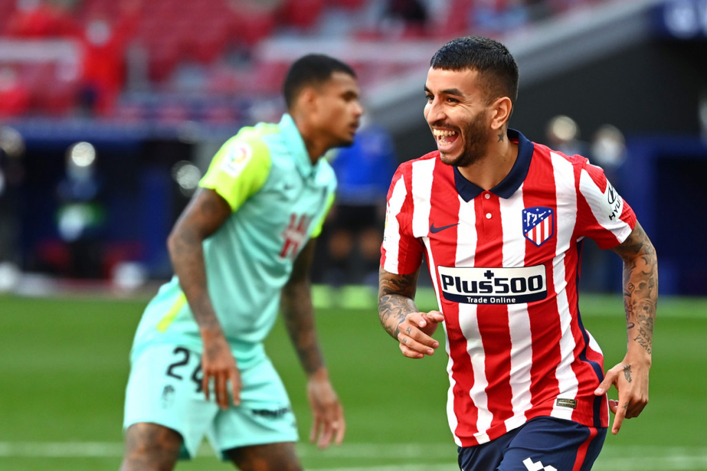 Angel Correa melakukan selebrasi usai mencetak gol ke gawang Granada.