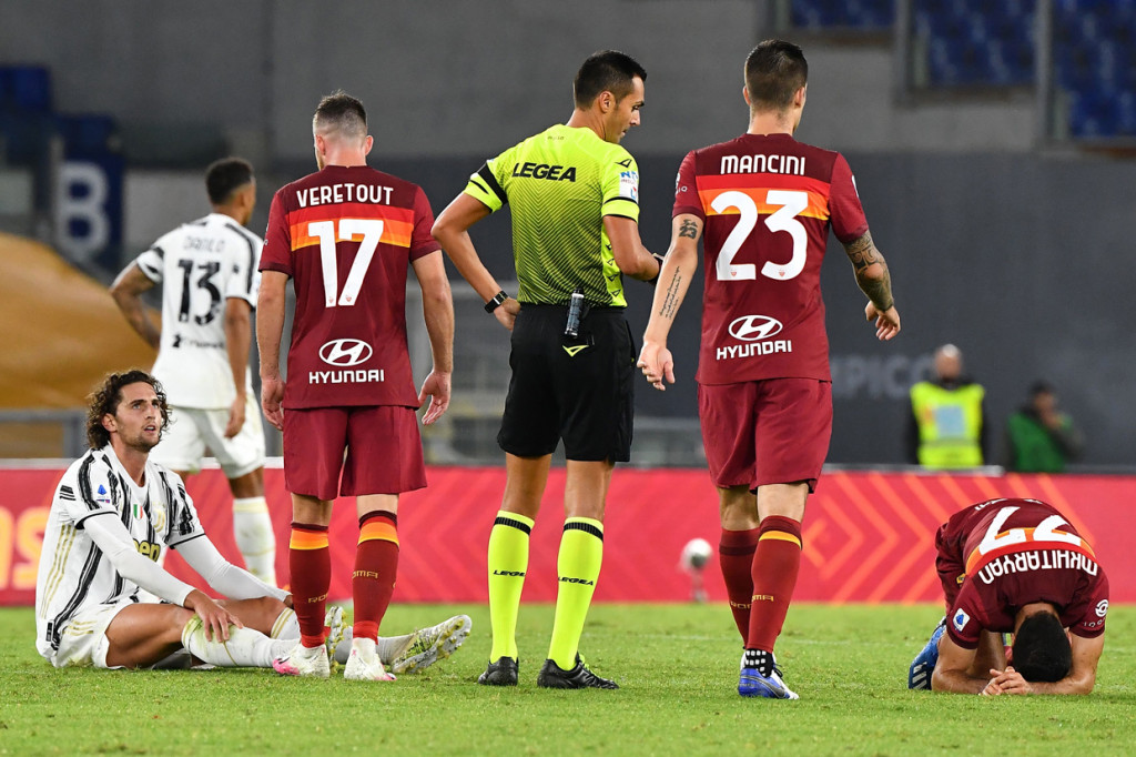 Di menit ke-62, Adrien Rabiot mendapat kartu kuning kedua. 