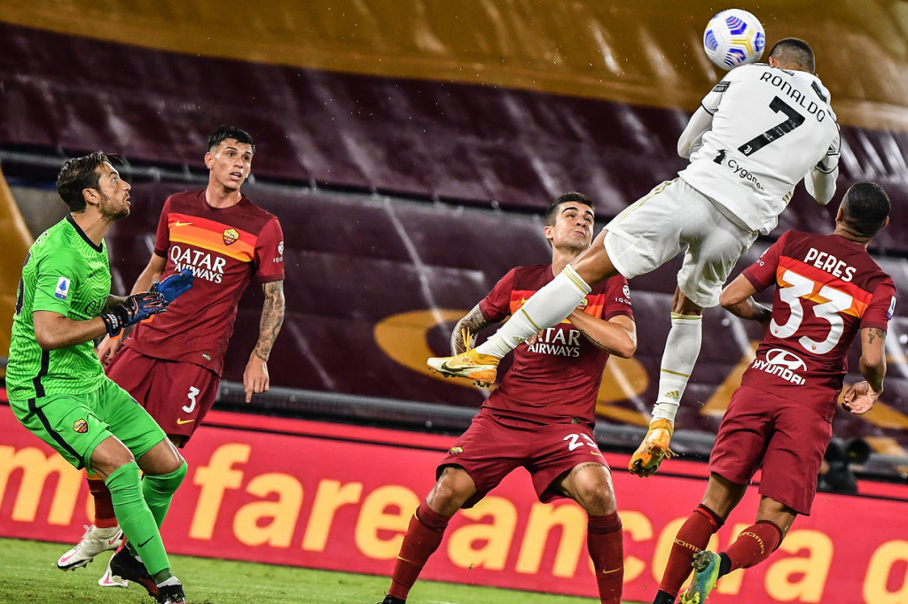 Juventus harus bermain dengan 10 orang, tapi mereka terus berjuang dan bisa kembali menyamakan kedudukan 2-2 lewat sundulan Cristiano Ronaldo di menit ke-69.