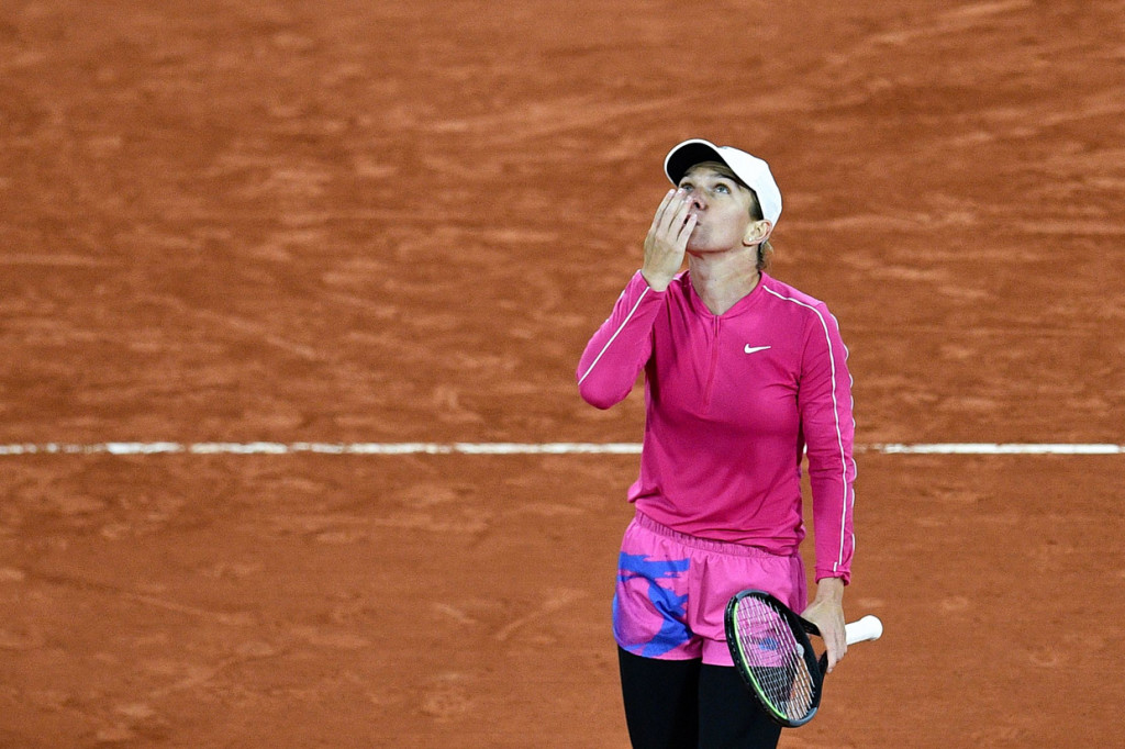 Di sektor putri, unggulan pertama Simona Halep mencatatkan kemenangan atas Sara Sorribes Tormo. 