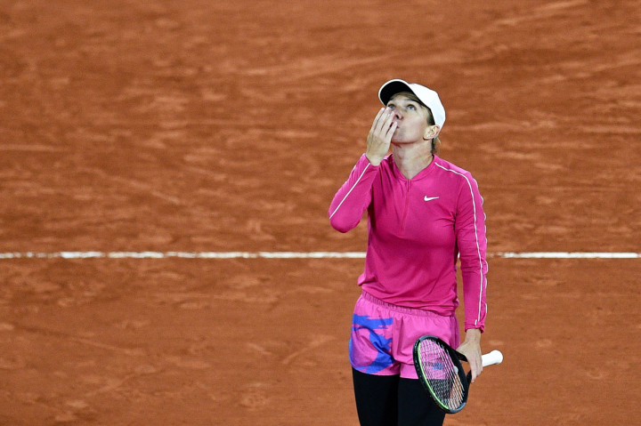 Di sektor putri, unggulan pertama Simona Halep mencatatkan kemenangan atas Sara Sorribes Tormo. 